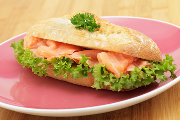 Krustenbrötchen mit Räucherlachs