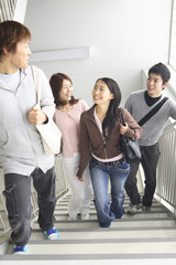 Fototapeta premium 階段を上る女子大学生
