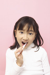 歯みがきをする子供