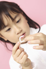 歯の汚れをとる子供