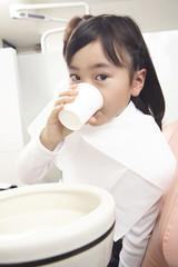 歯科治療後にうがいをする子供
