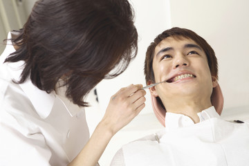 歯科検診を受ける男性