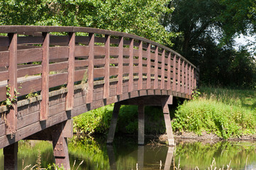 Holzbrücke über einem kleinen Fluss
