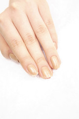 ネイルをした女性の手