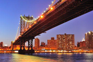 Fototapeta na wymiar New York City Manhattan Bridge nad East River