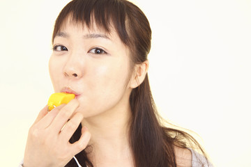 笛を吹く女性 © paylessimages