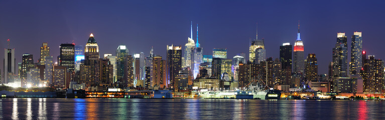 Obraz premium New York City Manhattan midtown skyline at dusk