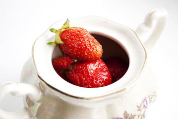 свежая клубника в вазочке на белом фоне