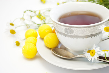 чай с ромашкой и конфетами