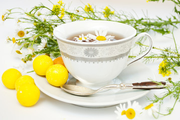 чай с ромашкой и конфетами