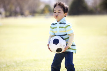 サッカーボールを持つ男の子