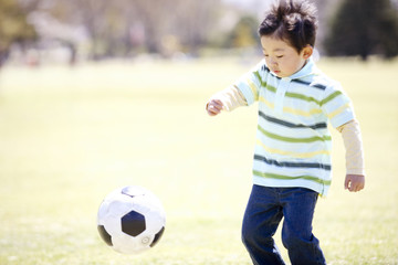 サッカーをする男の子