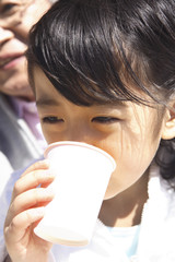 飲み物を飲む女の子