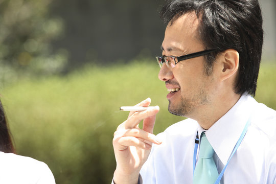 タバコを吸うビジネスマン