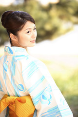 振り返る浴衣女性