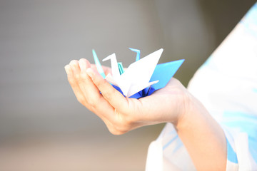 折鶴を持つ浴衣女性