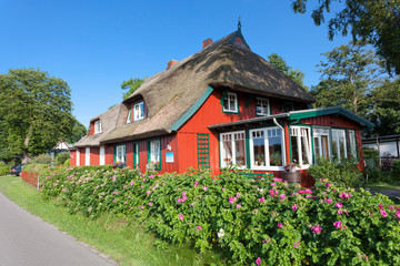 Fototapeta na wymiar doskonale odrestaurowany północnych Niemiec drewniany dom ze strzechą