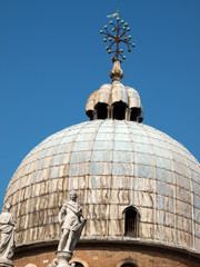 Fototapeta na wymiar Kopuła Bazyliki San Marco w Wenecji