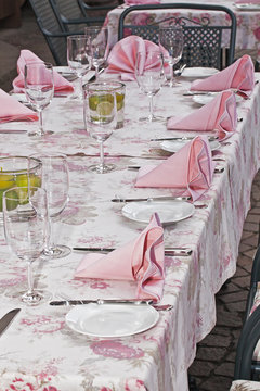 Festlich gedeckter Tisch in Rosa