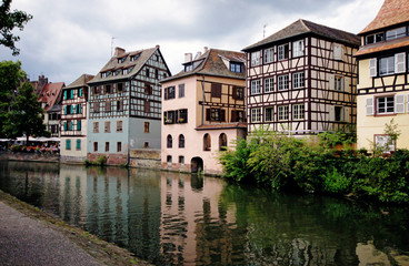Fototapeta na wymiar Typowe domy wzdłuż, zabytkowym centrum Strasburga rzeki Ill