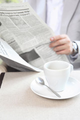 新聞を読むビジネスマンイメージ
