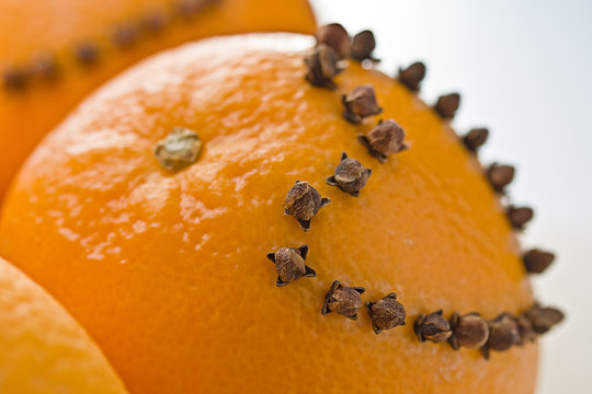 Orange mit Nelken gespickt