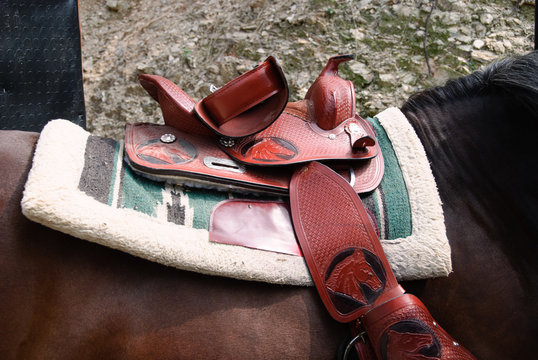 sella colorata e decorata su cavallo