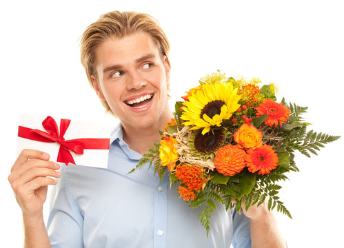 attraktiver mann mit blumenstrauss und gutschein