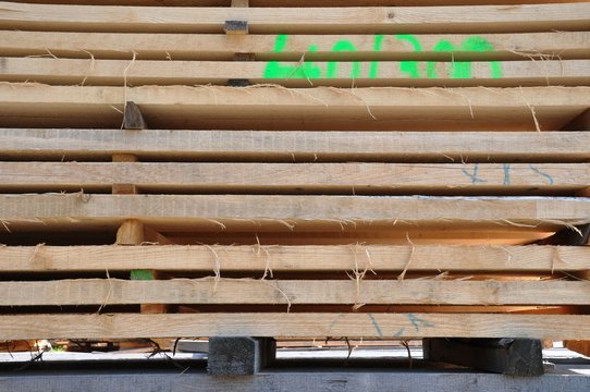 Holzstapel im S&auml;gewerk