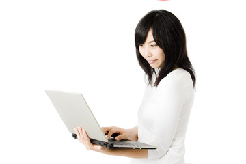 ノートパソコンを持つ女性