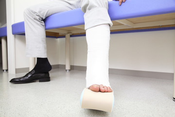 骨折した男性患者の足