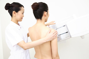 乳がんの検査を受ける患者とサポートする技師