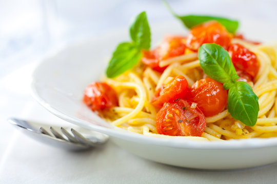 Spaghetti with cherry tomatoes and fresh basil