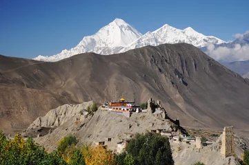 Fotobehang Dhaulagiri Boeddhistisch klooster en Dhaulagiri-piek, Nepal