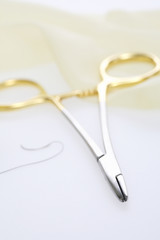 持針器と針と糸