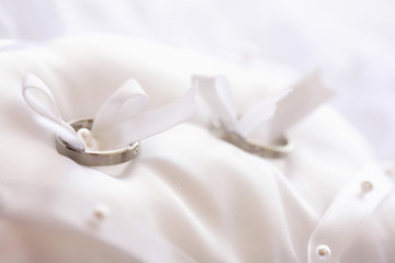 リングピローに付けられた結婚指輪