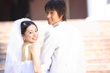 振り向く新郎・新婦