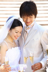 友人達と乾杯する新郎・新婦