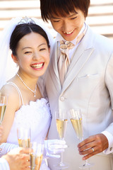 友人達と乾杯する新郎・新婦