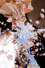 フラワーシャワーの祝福を受ける新郎・新婦