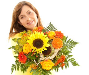 attraktive frau verschenkt blumen