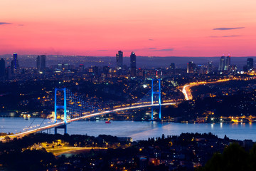 Istanbul Bosporus-brug bij zonsondergang