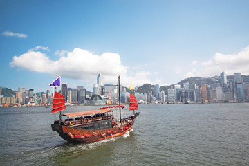 Obraz premium Junk boat with tourists in Hong Kong Victoria Harbour