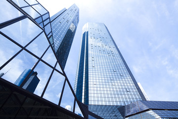 Fototapeta na wymiar Budynek biurowy na tle błękitnego nieba