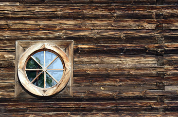 okienko w drewnianym kościele