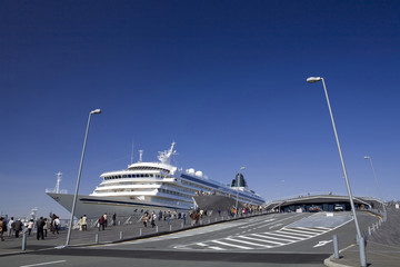 大桟橋に停泊中の客船