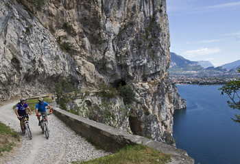 Fototapeta premium Mountainbiker bei Riva am Gardasee