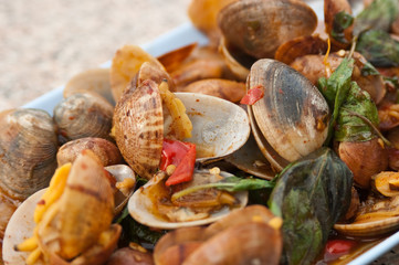 Stir fried enamel venus shell with curry paste