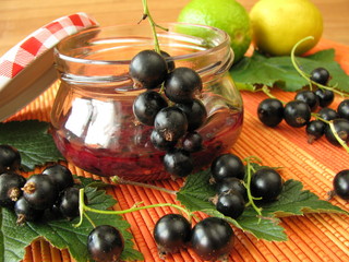 Kalt gerührte schwarze Johannisbeerenkonfitüre