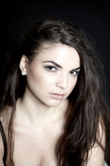 Fototapeta premium schwarzhaariges junges weibliches model
